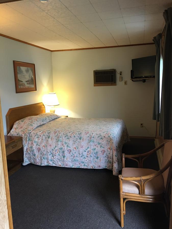 Barberry Court Motel &Cabins Лейк Джордж Екстериор снимка